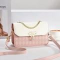 Sac à bandoulière rose et beige avec breloque aile dorée et texture matelassée sur socle - Rose/Matelassé
