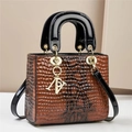Dunkelbraune Handtasche mit Krokodilprägung, schwarzen Griffen und goldener Verzierung - Nagelmuster Erdbraun
