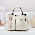 Elegante weiße Handtasche mit vertikaler Textur und goldenem Hasenanhänger für Damen - Cremeweiß