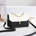 Bolso bandolera moderno en contraste blanco y negro con acolchado y detalles dorados - Negro / Estilo Acolchado