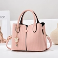 Rosafarbene Handtasche mit Streifenmuster, Goldanhänger und verstellbarem Schultergurt - Rosa