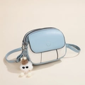 Mini bolso bandolera en contraste azul claro y beige con adorable colgante de peluche - Azul
