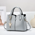 Silberne Handtasche aus Kunstleder mit Bärenanhänger und goldenen Details für Damen - Grau