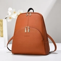 Sac à dos en cuir litchi caramel avec zips dorés présenté dans un cadre de studio minimaliste - Jaune Terre