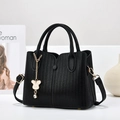 Elegante schwarze strukturierte Lederhandtasche mit Goldbären-Anhänger und Doppelriemen - Schwarz