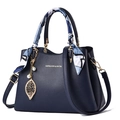Borsa tote blu scuro in pelle martellata con foulard di seta e ciondolo di perla - Blu scuro con sciarpa blu