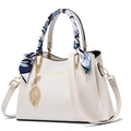 Borsa a mano bianca in ecopelle con foulard floreale e ciondolo a foglia dorata - Bianco con sciarpa blu