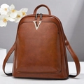 Brauner Lederrucksack mit Litschimuster, silbernem V-Logo und praktischem Tragegriff - Erdgelb