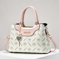 Elegante Handtasche in Weiß-Rosa-Patchwork mit goldenem Logo und Herz-Anhänger - Weiß & Rosa