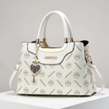 Elegante weiße Handtasche aus Litschi-Leder mit goldenen Details und Herz-Anhänger - Gebrochenes Weiß