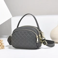 Bolso bandolera de nailon acolchado gris oscuro con tres cremalleras y correa ancha - Gris / Dorado
