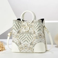 Borsa in pelle bianca con ricamo a onde e dettagli dorati su sfondo geometrico moderno - Bianco Sporco