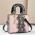 Handtasche mit rosa Schlangenmuster, schwarzen Lackledergriffen und goldenen Anhängern - Nagelmuster Rosa