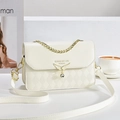 Sac bandoulière matelassé blanc cassé avec logo ailé doré et breloque perle - Blanc Cassé / Style Matelassé