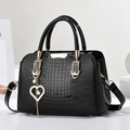 Bolso elegante negro con textura de cocodrilo, herrajes dorados y colgante de perla - Negro