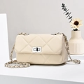 Borsa a tracolla trapuntata crema in finta pelle con chiusura girevole argentata e catena - Bianco Sporco