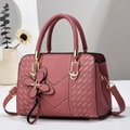 Elegante borsa da donna in pelle color malva con ricamo trapuntato e ciondolo floreale - Rosa