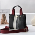 Borsa tote in tela intrecciata bianca e nera con manici bordeaux e dettagli dorati - Piccolo / Nero