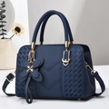 Borsa a mano blu navy in ecopelle con cuciture a V e dettagli metallici in oro - Blu