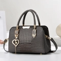 Bolso de mujer marrón oscuro con grabado de cocodrilo, herrajes dorados y dije de corazón - Gris