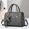 Borsa a mano grigio scuro in pelle litchi con ricamo a V e dettagli in oro lucido - Grigio