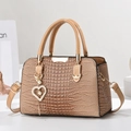 Bolso caqui elegante con estampado de cocodrilo, colgante de perla y herrajes dorados - Caqui