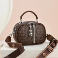 Sac bandoulière monogramme marron foncé avec large sangle et breloque ours métal - Style TMK / Café