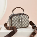 Sac Boston rétro beige à imprimé trèfles avec bandoulière large et charm ours - Style Trèfle à Quatre Feuilles Clair