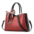 Bolso de mano bicolor rojo y negro para mujer con pañuelo floral y detalles dorados - Burdeos y Negro