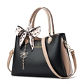 Bolso de mano bicolor para mujer en negro y beige con detalle de pañuelo floral - Negro y Caqui