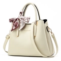 Elegante bolso de piel crema con asa de pañuelo de seda y detalles metálicos dorados - Blanco Roto