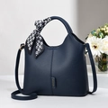 Borsa a mano blu scuro motivo litchi con foulard di seta e dettagli dorati - Tinta unita / Blu scuro