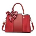 Elegante borsa a mano rossa da donna con trama a pieghe, sciarpa e ciondolo con perla - Borgogna