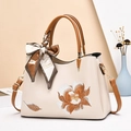 Bolso de piel sintética beige con bordado floral y pañuelo decorativo en el asa superior - Bloque de Color Caqui (2573)