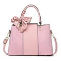 Borsa a mano rosa patchwork in pelle sintetica con sciarpa e tracolla regolabile - Rosa