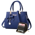Sac cabas bleu foncé en cuir grainé avec porte-cartes accordéon et pendentif floral chic - Bleu