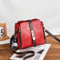 Sac seau rétro rouge en similicuir avec bandoulière réglable et breloque ours - Rouge