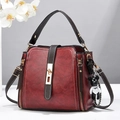 Sac seau bordeaux en similicuir avec poignées marron et un porte-clé ours décoratif - Bordeaux