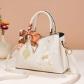 Borsa a mano bianco crema con ricamo floreale, sciarpa decorativa e ciondolo foglia - Bianco (8821)