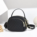 Bolso bandolera acolchado negro minimalista con tres cremalleras y correa ajustable - Negro / Dorado