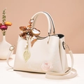 Borsa in ecopelle bianco crema con ricamo di rose rosa e dettaglio foulard decorativo - Bianco (SC3882)