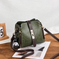 Sac seau vintage vert foncé avec bandoulières en cuir marron et pendentif astronaute - Vert