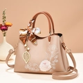 Elegante borsa beige con ricami floreali foulard di seta e ciondolo a foglia perlata - Cachi (SC3882)