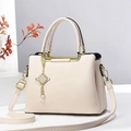 Bolso de mano minimalista color crema de piel suave con colgante de perlas y correa - Blanco Roto