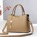 Borsa a mano kaki in pelle martellata con ciondolo dorato e tracolla regolabile - L24 A18 P12 / Cachi