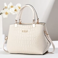 Elegante bolso de mano crema con patrón de cocodrillo y detalles metálicos dorados - Blanco