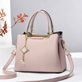 Borsa a mano rosa in pelle martellata con manici e ciondolo a nodo dorato - L24 A18 P12 / Viola
