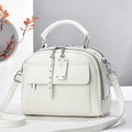 Schicke weiße Crossbody-Handtasche mit silbernen Nieten und stabilen Handgriffen - Einzelner Schulterriemen / Weiß