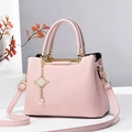 Bolso de mano rosa de gran capacidad con pompón y accesorios dorados chic - Rosa