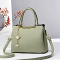 Elegante bolso de cuero texturizado verde salvia con colgante de perlas y nudo chino dorado - L24 A18 A12 / Verde